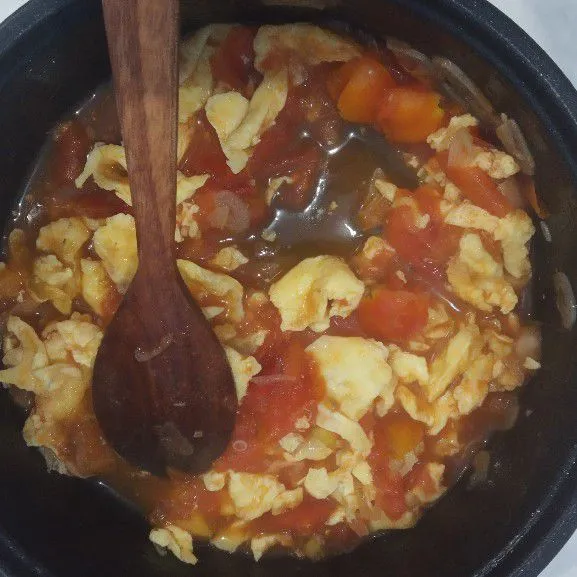 Dilanjutkan tuang telur yang sudah di goreng tadi, tambahkan 1 sendok teh garam, tunggu sampai serasa sudah matang