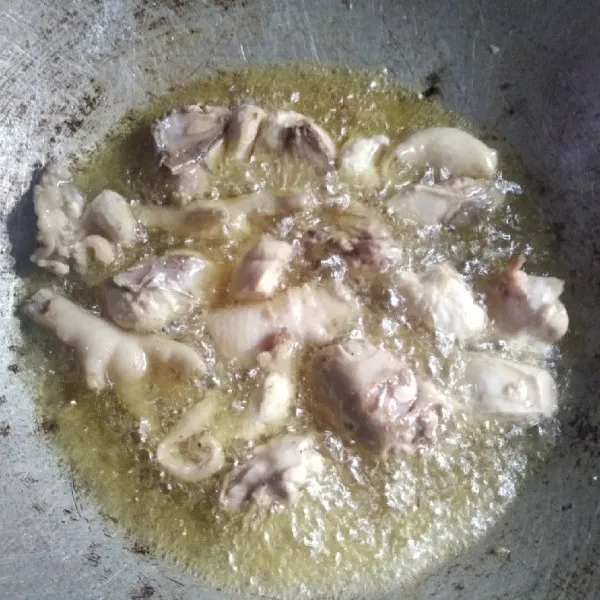 Panaskan minyak goreng lalu goreng ayam tadi hingga berkulit saja, jangan terlalu garing.