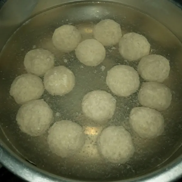 Rebus air secukupnya sampai mendidih. Masukkan calon bakso tahu. Biarkan sampai mengapung dan tetap merebus sekitar 3 menit. Tiriskan.
