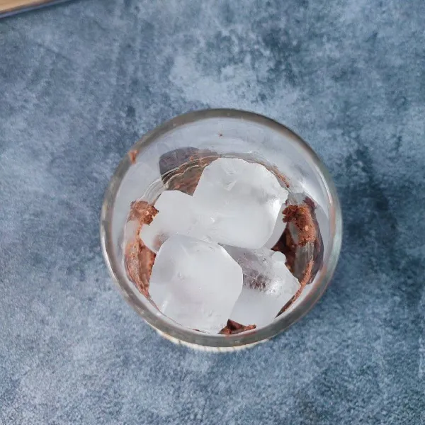 Tambahkan es batu sesuai selera.