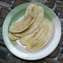 Potong pisang sesuai selera.