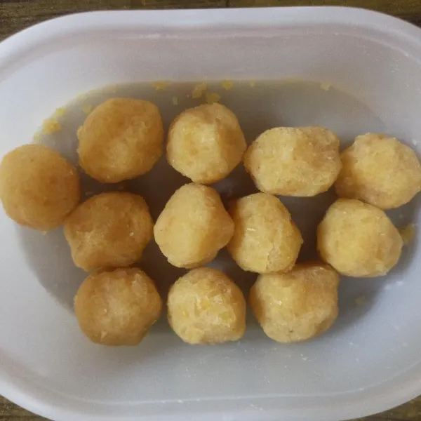 Siapkan kumbu kacang hijau bentuk bulat.