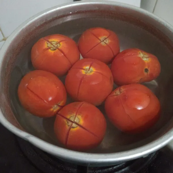 Rebus tomat sampai mendidih dan kulitnya terkelupas.