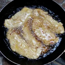 Balik saat bagian bawah pisang sudah terllihat berwarna keemasan. Angkat pisang, tiriskan. Siap dinikmati.