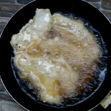 Goreng pisang ke dalam minyak yang sudah panas.