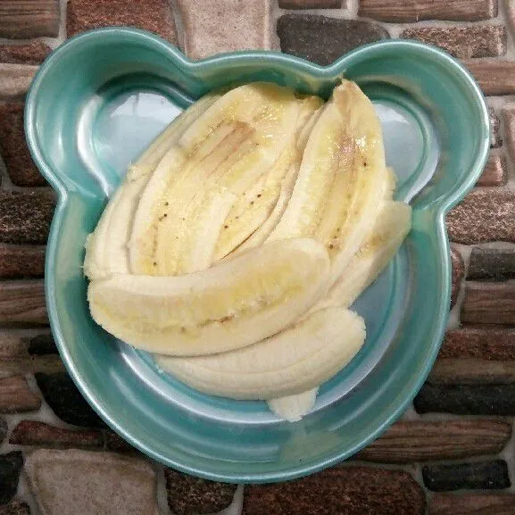 Potong pisang tipis dan memanjang.