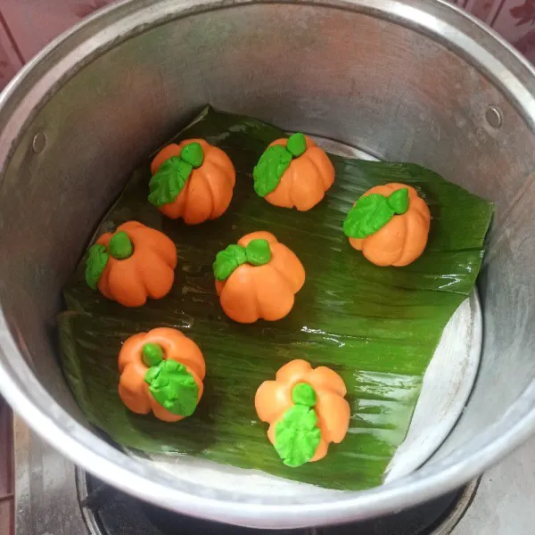 Siapkan kukusan, alasi dengan daun pisang dan olesi dengan sedikit minyak lalu tata kue angku di atas daun pisang kemudian kukus selama 15 menit.