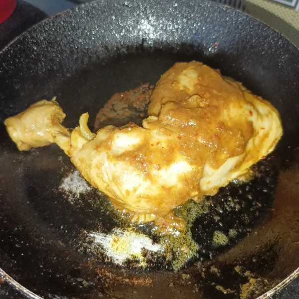 Bakar ayam sampai sedikit kecokelatan, angkat dan siap disajikan.
