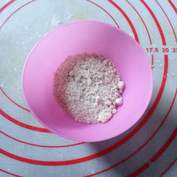 Buat kuah, untuk bubuk seasoning haluskan gula pasir, garam, penyedap rasa, lada, bawang putih bubuk dan kaldu ayam bubuk.