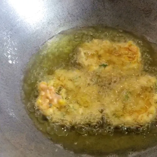 Goreng di minyak yang sudah dipanaskan.