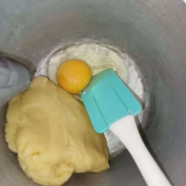 Masukkan telur aduk rata.