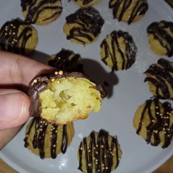 Bagian dalam soes akan kopong dan bisa diisi sesuai dengan vla.