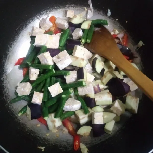 Masukkan kacang panjang, terong, dan tempe, aduk rata.