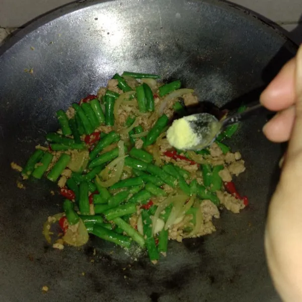 Tambahkan gula, garam, dan kaldu bubuk. Koreksi rasa dan sajikan.