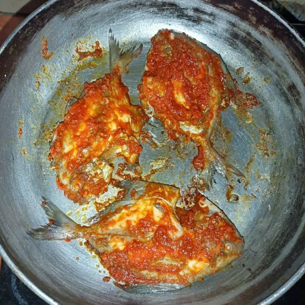 Gunakan pan anti lengket lalu panggang ikan 5 menit, olesi dengan bumbu,panggang lagi 5 menit ulangi pada sisi yang satunya lagi.