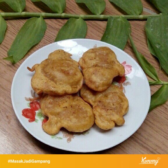 Gulai pisang dalam piring dengan taburan bawang goreng dan daun seledri