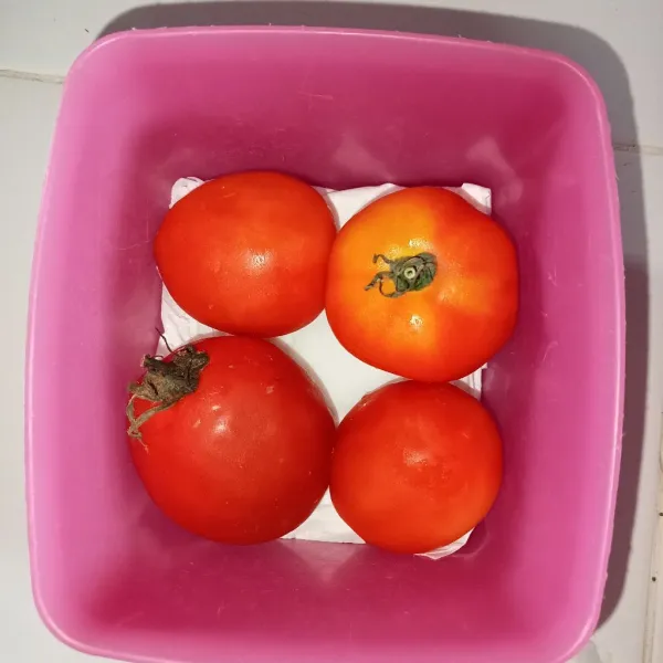 Masukkan tomat kedalam wadah (jangan dicuci terlebih dahulu,cuci tomat ketika hendak digunakan) jika mencuci tomat terlebih dahulu maka tomat akan cepat busuk.