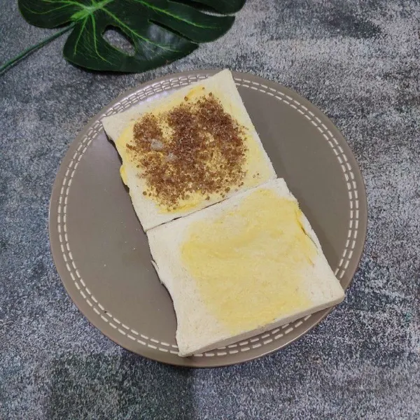 Kemudian taburi dengan campuran gula dan kayu manis.