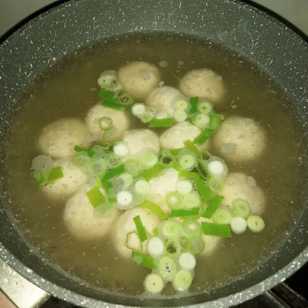 Cek rasa, masukkan bakso tahu kemudian matikan api.