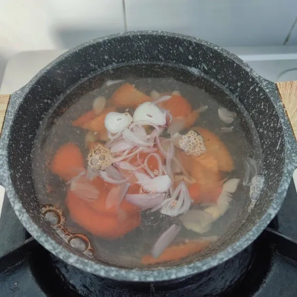 Masukkan wortel rebus hingga empuk.