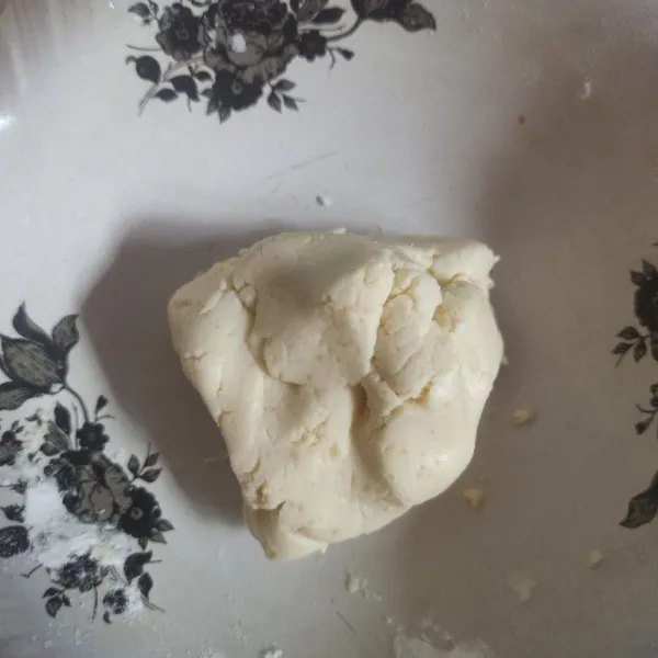 Campur semua bahan adonan kecuali pewarna makanan jadi satu, tuang santan sedikit demi sedikit, uleni sampai adonan kalis.