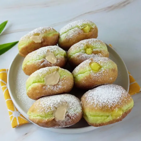 Tunggu donat dingin kemudian semprotkan selai durian dan tiramisu didalamnya atau gunakan selai sesuai dengan selera, tambahkan taburan gula halus diatasnya. Sajikan.