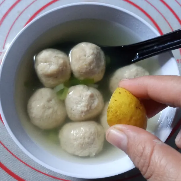 Penyajian, tuang bakso tahu bersama kuahnya ke mangkok saji. Beri cabe bubuk dan perasan jeruk limau atau jeruk nipis. Sajikan hangat.