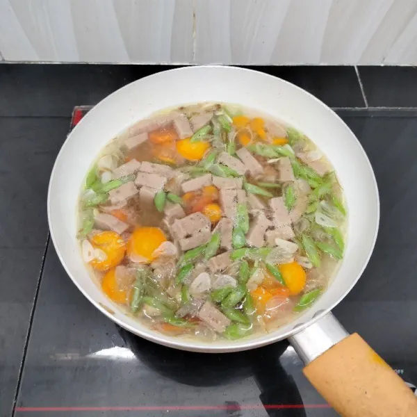 Kemudian masukkan bakso sapi dan buncis. Aduk rata.