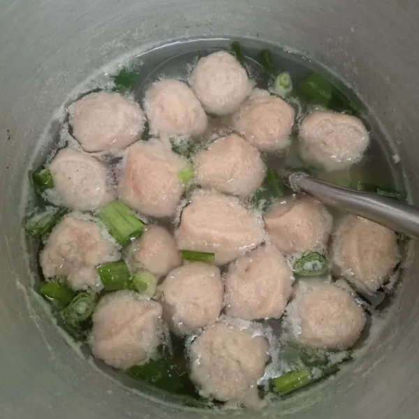 Masukkan potongan bawang pre dan bawang daun aduk rata dan masak hingga mendidih lalu matikan api. Sajikan.