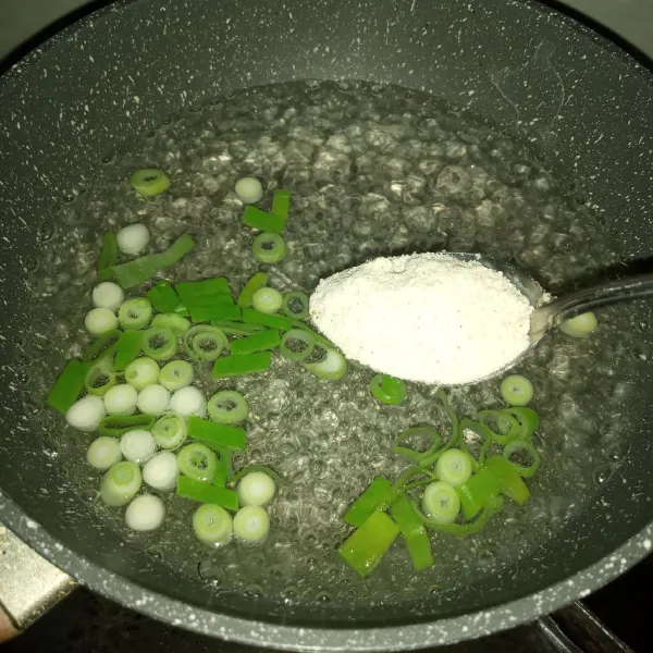 Rebus air untuk kuah sampai mendidih, masukkan daun bawang dan 2 sendok makan bubuk seasoning yang tadi dibuat.