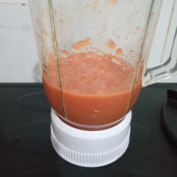 Blender tomat sampai halus. Lalu kita sisihkan dulu.