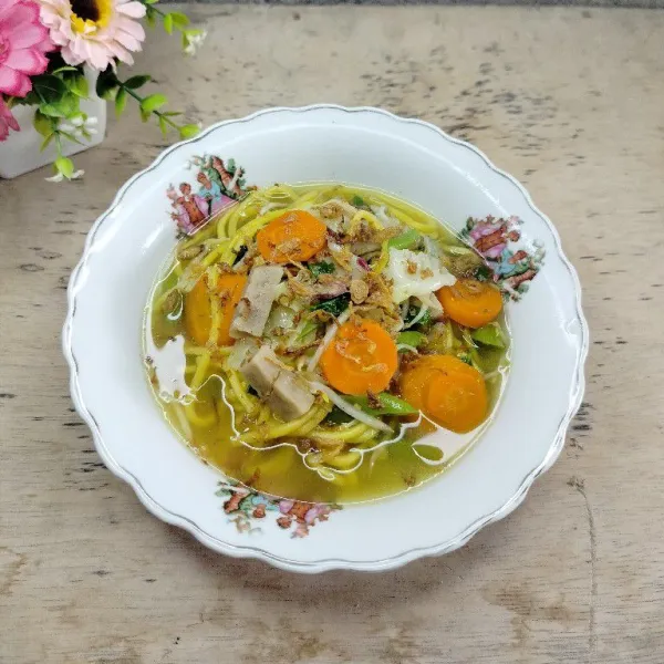 Pindahkan sop mie ke dalam mangkuk. Lalu taburi dengan bawang goreng dan sajikan hangat.