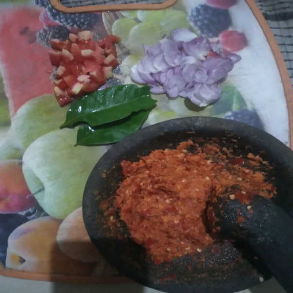 Siapkan bumbu halus, bawang merah yang diiris tipis, dan tomat yang dipotong kecil.