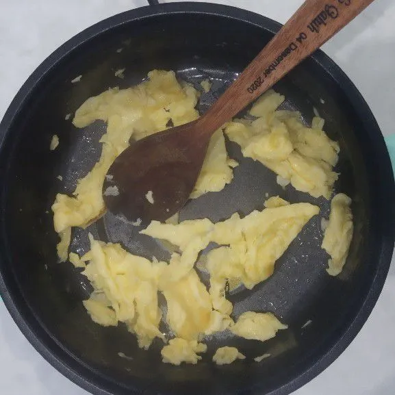 Masukkan telur dalam wajan yang sudah di tuang minyak dan tiris kan