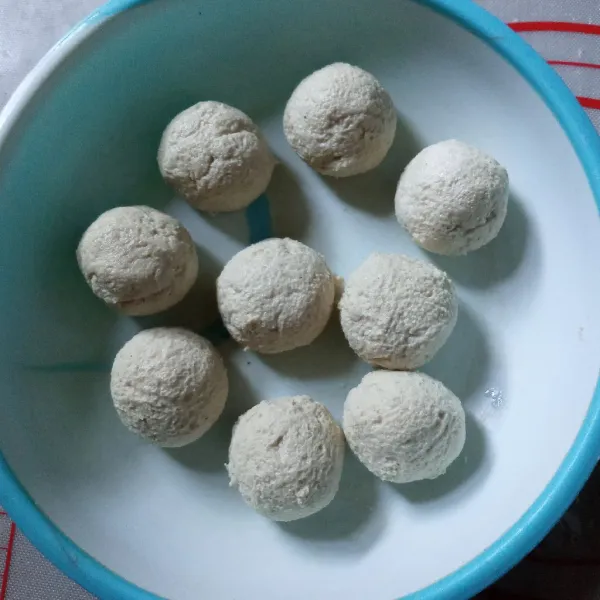 Ambil sesendok adonan, lali bulatkan. Lakukan sampai selesai.