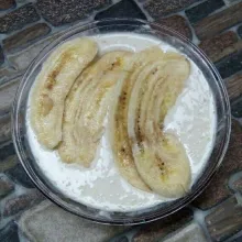 Masukkan potongan pisang.