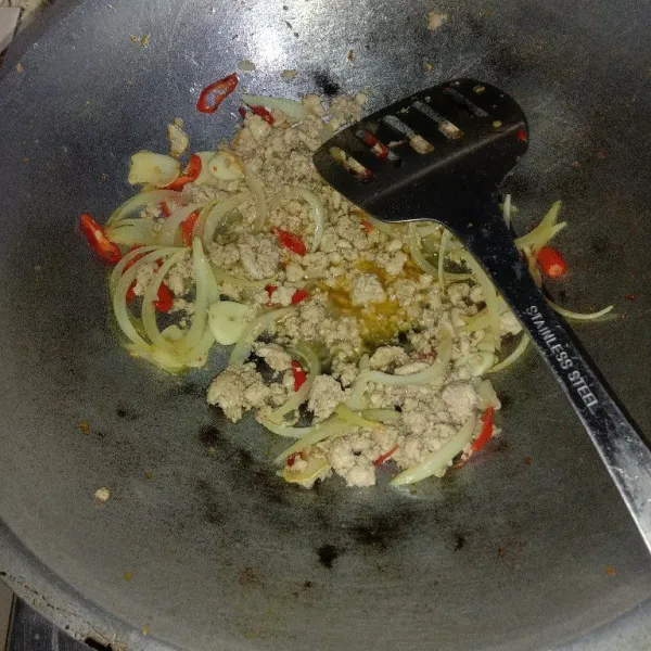 Masukkan ayam giling dan aduk sampai berubah warna, lalu tambahkan lada bubuk, saos tiram, dan kecap manis.
