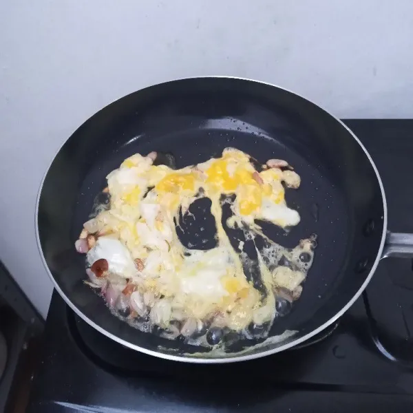 Masukkan telur, masak orak-arik.