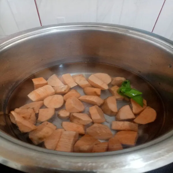 Rebus ubi dengan daun pandan hingga setengah matang