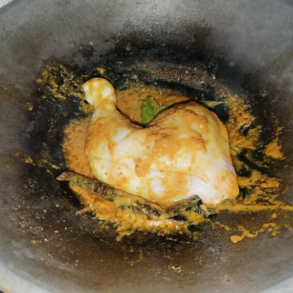 Kemudian masukkan ayam dan aduk-aduk sampai ayam berubah warna dan kaku.