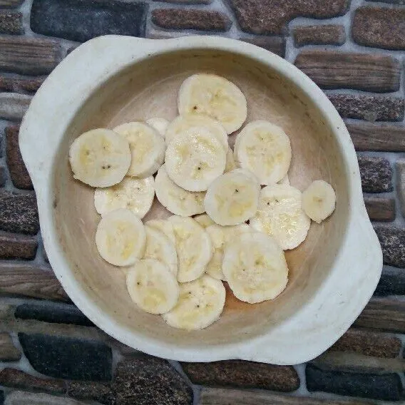 Potong pisang berukuran kecil.