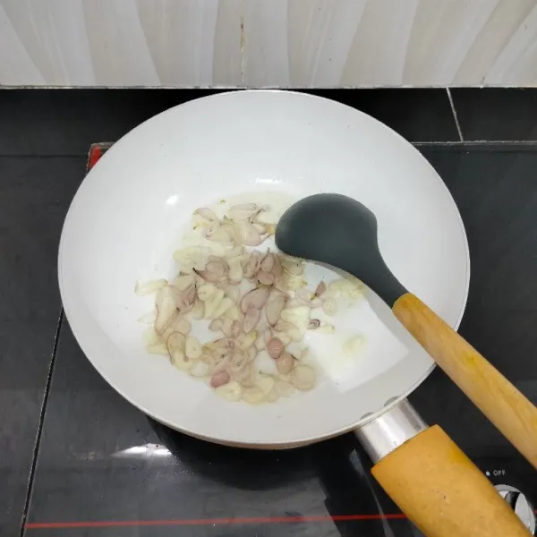 Panaskan minyak sayur. Tumis bawang merah dan bawang putih hingga harum dan layu.