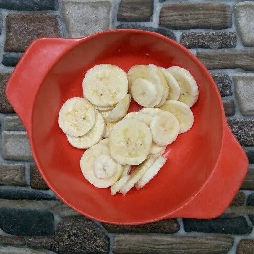 Potong pisang sesuai yang diinginkan.