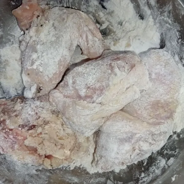 Balik-balik ayam ke dalam tepung supaya tepung menempel, sedikir dicubit cubit supaya tepung menempel pada ayam dan krispi saat digoreng.