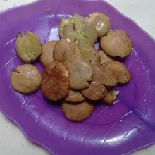 Rebus jengkol sampai matang dan empuk, lalu geprek perlahan sampai benar benar empuk.