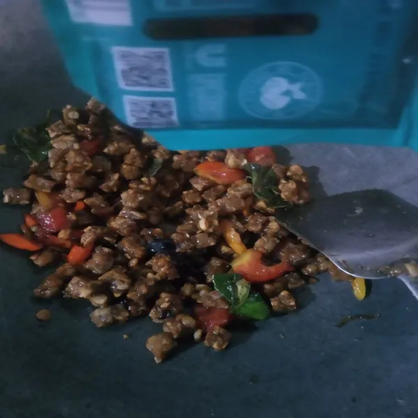 Beri kecap manis, aduk. Tambah sedikiit air jika terlalu kering. Aduk merata. Masak sampai bumbu meresap. Matikan api.