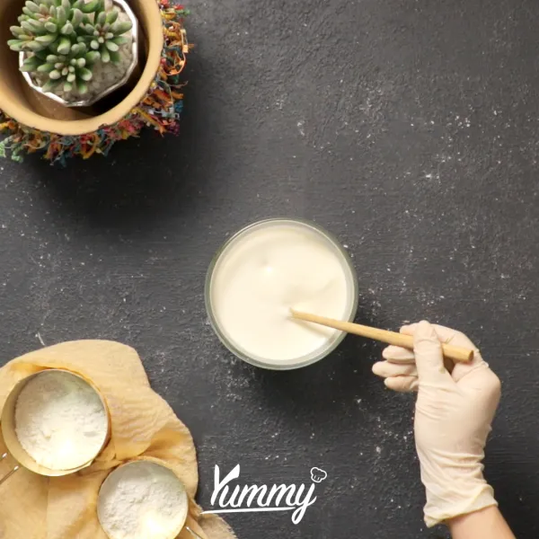 Buat krim dengan mencampurkan susu, krim kental manis, dan whipping cream dalam wadah, dan aduk dengan sendok, pindahkan dalam gelas saji.
