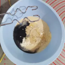 Campur tepung terigu, gula, ragi instan, charcoal powder dan air, mikser hingga tercampur rata.
