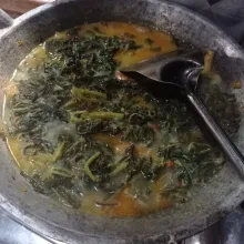 Masukan daun singkong, aduk rata masak sampai tanak, tes rasanya, matikan api.