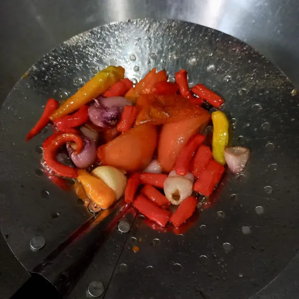 Goreng bahan sambal.